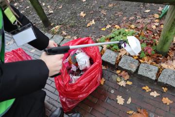Greifzangen und Abfallsäcke für die Sammelaktion stellen die Abfallwirtschaftsbetriebe zur Verfügung. (Foto: Abfallwirtschaftsbetriebe Landkreis Grafschaft Bentheim)